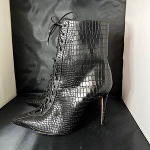 Schutz Women’s Laced Up Booties Size 9B